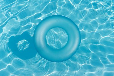 Mavi yaz havuz lastiği yüzme havuzunda yüzüyor..