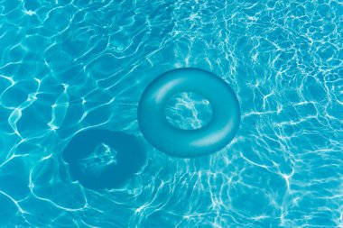 Mavi yaz havuz lastiği yüzme havuzunda yüzüyor..