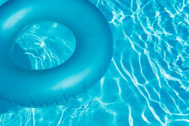 Mavi yaz havuz lastiği yüzme havuzunda yüzüyor..