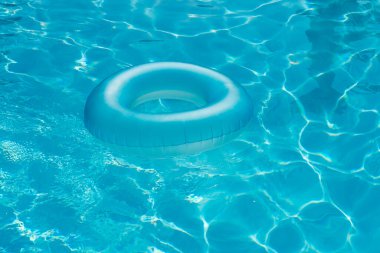 Mavi yaz havuz lastiği yüzme havuzunda yüzüyor..