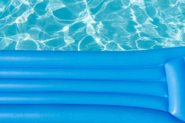 Parlak mavi yaz havuzu dalgalı yüzme havuzunda yüzüyor..