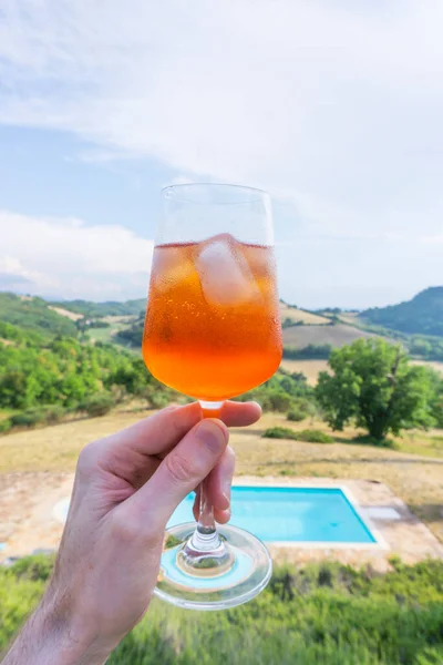 Hand Holding Aperitif Spritz Cocktail Beautiful Italian View — Foto de Stock
