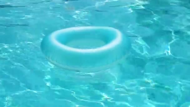 Blue Summer Pool Rubber Ring Floating Vacation Swimming Pool — 图库视频影像