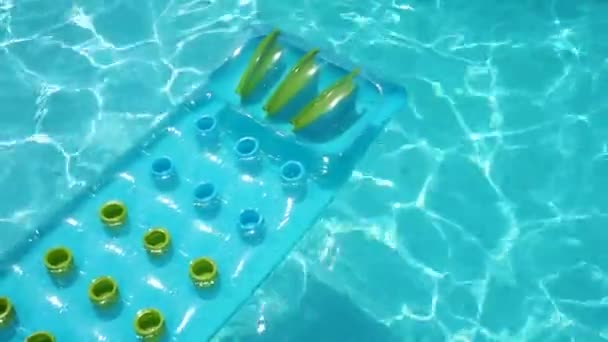 Clear Blue Summer Pool Lounger Float Rippled Swimming Pool — Stok video