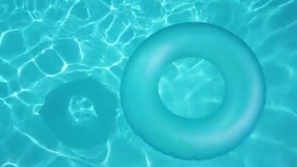 Mavi Yaz Havuz Lastiği Yüzme Havuzunda Yüzüyor — Stok video