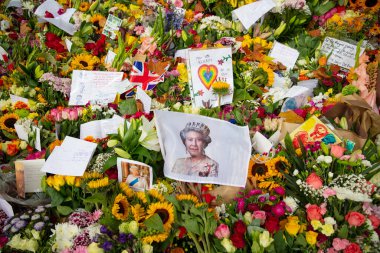 LONDON, İngiltere - Eylül 2022: Binlerce çiçek, kart ve mesaj Kraliçe II. Elizabeth 'in ölümünden sonra Green Park' a bırakıldı.