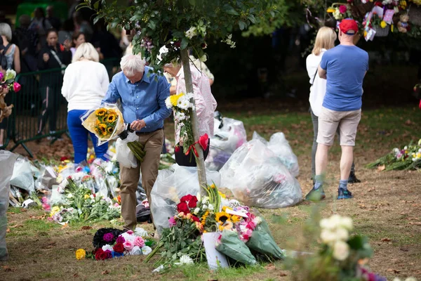 London Szeptember 2022 Emberek Ezrei Raknak Virágokat Kártyákat Green Parkban — Stock Fotó