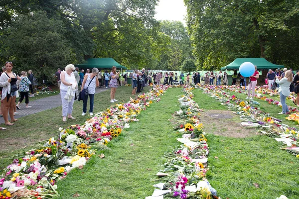 London Ngiltere Eylül 2022 Binlerce Insan Kraliçe Elizabeth Ölümünden Sonra — Stok fotoğraf