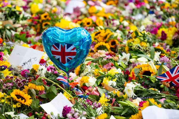 London Ηνωμένο Βασίλειο Σεπτέμβριος 2022 Χιλιάδες Λουλούδια Κάρτες Και Μηνύματα — Φωτογραφία Αρχείου