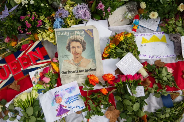 London 2022 Szeptember Virágok Kártyák Üzenetek Ezreit Helyezték Erzsébet Királynő — Stock Fotó
