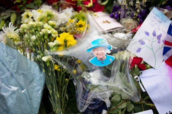 英国伦敦 2022年9月 成千上万的花 卡片和信息在女王伊丽莎白二世死后被放置在绿园 以纪念她 — 图库照片