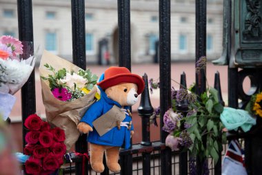 LONDON, İngiltere - Eylül 2022: Paddington Oyuncak Buckingham Sarayı 'nın kapılarında Kraliçe II. Elizabeth' in ölümünden sonra anısına.