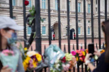 LONDON, İngiltere - Eylül 2022 Buckingham Sarayı 'ndaki muhafızlar Kraliçe 2. Elizabeth' e çiçek törenlerinde göründüler.