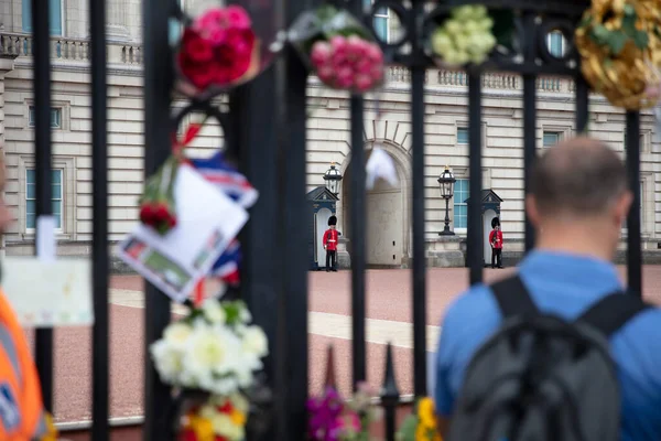 London Inggris September 2022 Pengawal Istana Buckingham Dilihat Melalui Karangan — Stok Foto