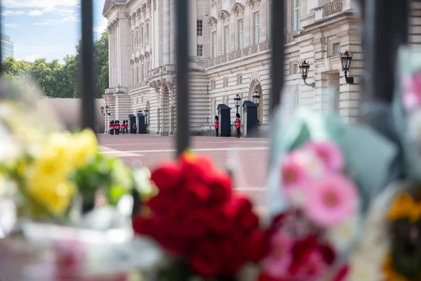 London Inggris September 2022 Pengawal Istana Buckingham Dilihat Melalui Karangan — Stok Foto