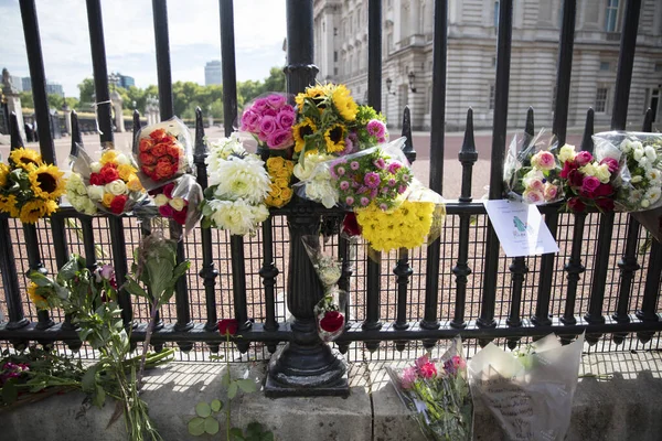 Londres Reino Unido Setembro 2022 Flores Nos Portões Palácio Buckingham — Fotografia de Stock