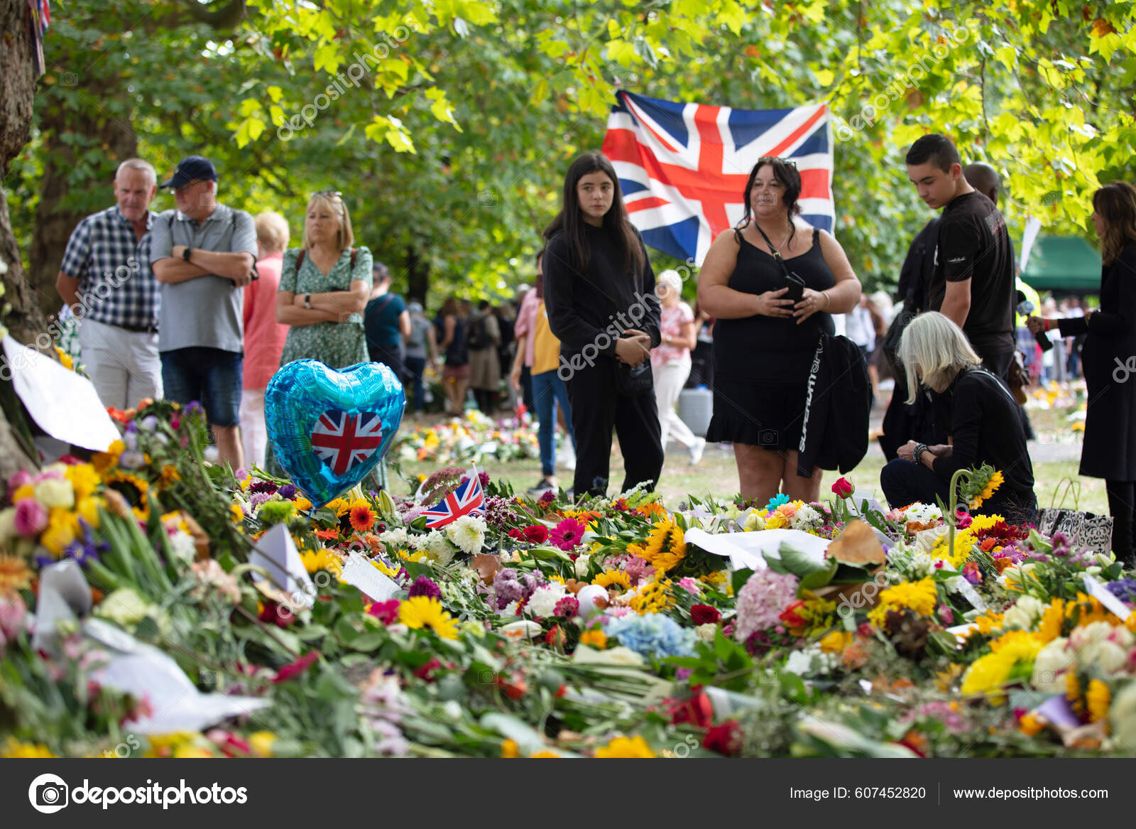 London September 2022 Thousands People Lay Flowers Cards Green Park
