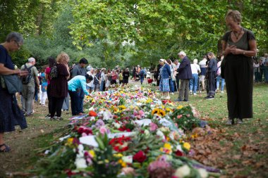 LONDON, İngiltere - Eylül 2022: Binlerce insan, Kraliçe II. Elizabeth 'in ölümünden sonra Green Park' a çiçek ve kart bıraktı.