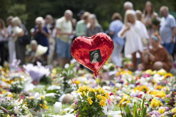 Londres Reino Unido Setembro 2022 Milhares Pessoas Colocam Flores Cartões — Fotografia de Stock