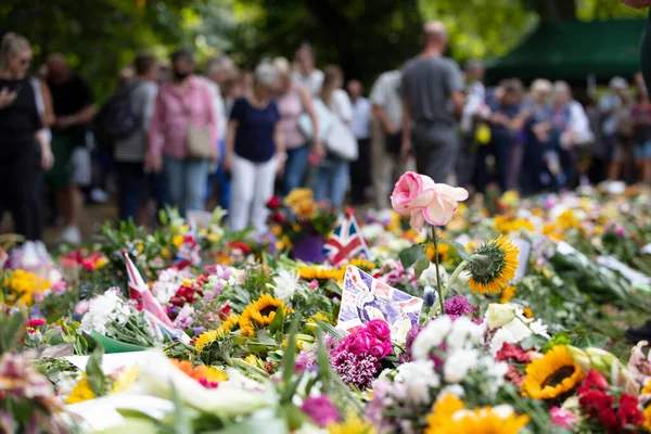 London Ηνωμένο Βασίλειο Σεπτέμβριος 2022 Χιλιάδες Άνθρωποι Βάζουν Λουλούδια Και — Φωτογραφία Αρχείου