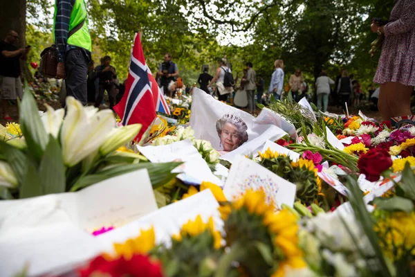 Londres Reino Unido Setembro 2022 Milhares Pessoas Colocam Flores Cartões — Fotografia de Stock