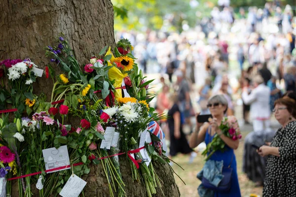 Londres Reino Unido Setembro 2022 Milhares Pessoas Colocam Flores Cartões — Fotografia de Stock