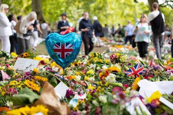 London Ηνωμένο Βασίλειο Σεπτέμβριος 2022 Χιλιάδες Άνθρωποι Βάζουν Λουλούδια Και — Φωτογραφία Αρχείου