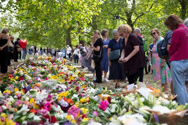 London Ngiltere Eylül 2022 Binlerce Insan Kraliçe Elizabeth Ölümünden Sonra — Stok fotoğraf