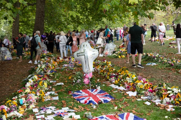 London September 2022 Thousands People Lay Flowers Cards Green Park — Stock Photo, Image