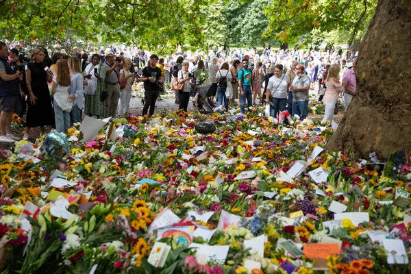 London Inggris September 2022 Ribuan Orang Meletakkan Bunga Dan Kartu — Stok Foto