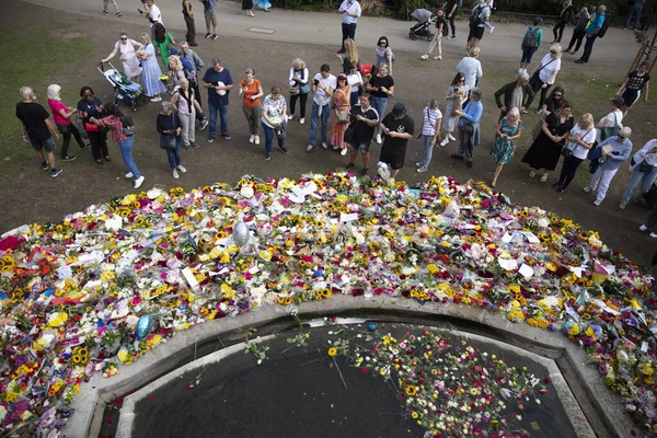 Londres Reino Unido Setembro 2022 Milhares Pessoas Colocam Flores Cartões — Fotografia de Stock