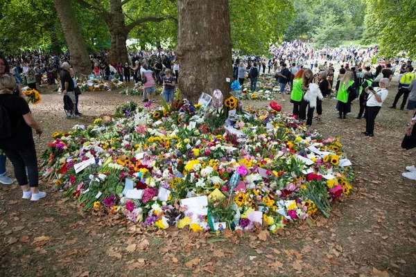 Londres Reino Unido Setembro 2022 Milhares Pessoas Colocam Flores Cartões — Fotografia de Stock