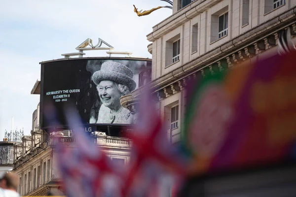 London Wielka Brytania Wrzesień 2022 Portret Królowej Elżbiety Pokazany Jest — Zdjęcie stockowe