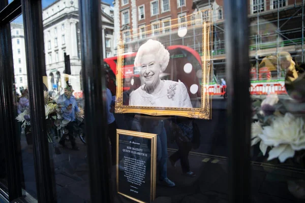 London September 2022 Sign Shop Window Paying Tribute Queen Elizabeth — Stock Photo, Image