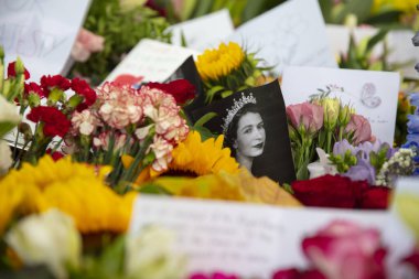 LONDON, İngiltere - Eylül 2022: Binlerce çiçek, kart ve mesaj Kraliçe II. Elizabeth 'in ölümünden sonra Green Park' a bırakıldı.
