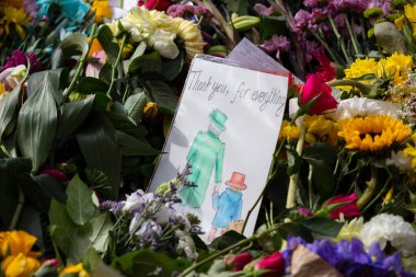 LONDON, İngiltere - Eylül 2022: Binlerce çiçek, kart ve mesaj Kraliçe II. Elizabeth 'in ölümünden sonra Green Park' a bırakıldı.