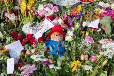 LONDON, İngiltere - Eylül 2022: Binlerce çiçek, kart ve Paddington Ayısı, Kraliçe II. Elizabeth 'in ölümünden sonra Green Park' a serildi..