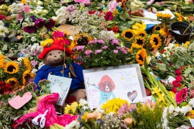 LONDON, İngiltere - Eylül 2022: Binlerce çiçek, kart ve mesaj Kraliçe II. Elizabeth 'in ölümünden sonra Green Park' a bırakıldı.