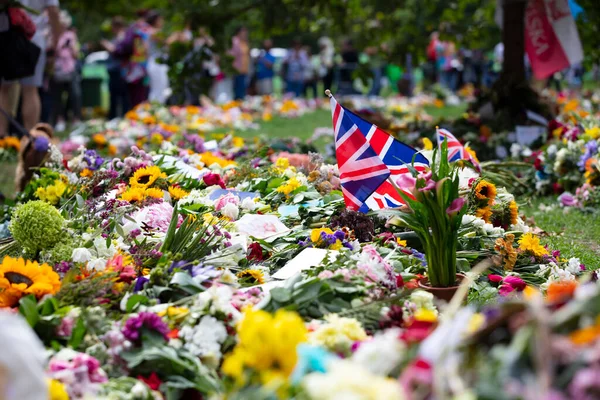 London Ngiltere Eylül 2022 Binlerce Çiçek Kart Mesaj Kraliçe Elizabeth — Stok fotoğraf