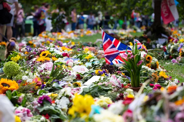 London September 2022 Thousands Flowers Cards Messages Laid Green Park — Stock Photo, Image