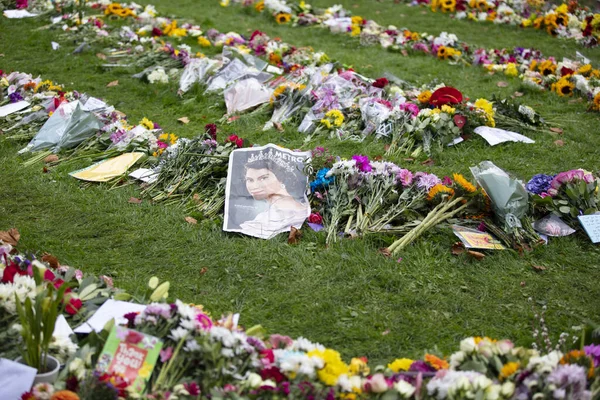 London September 2022 Thousands Flowers Cards Messages Laid Green Park — Stock Photo, Image