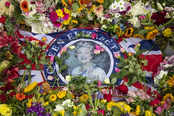 London Ngiltere Eylül 2022 Binlerce Çiçek Kart Mesaj Kraliçe Elizabeth — Stok fotoğraf