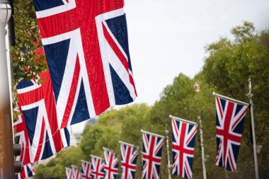 Union Jack Londra 'nın merkezindeki alışveriş merkezinde bayrak sallıyor..