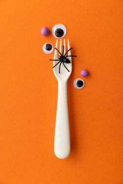 Cadılar Bayramı yemeği konsepti. Örümcekli çatal ve göz küreleri.