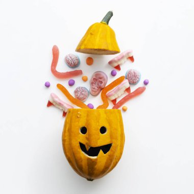 Bir balkabağı kafasından Cadılar Bayramı şekeri geliyor..