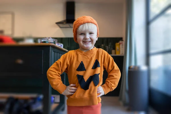 Menino Vestindo Traje Caseiro Abóbora Halloween — Fotografia de Stock