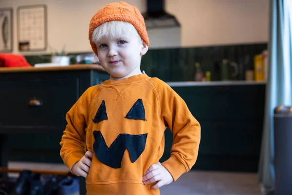 Menino Vestindo Traje Caseiro Abóbora Halloween — Fotografia de Stock