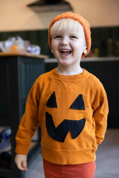 Menino Vestindo Traje Caseiro Abóbora Halloween — Fotografia de Stock