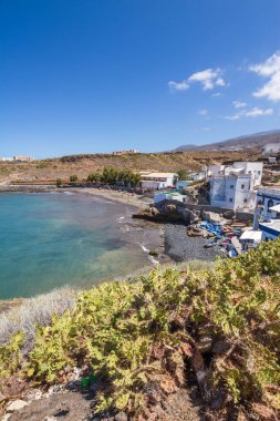 Sahilde tekneleri yasaklanmış, arka planda dağları olan balıkçı koyundan okyanus manzarası. Atlantik Okyanusu. Tenerife. İspanya