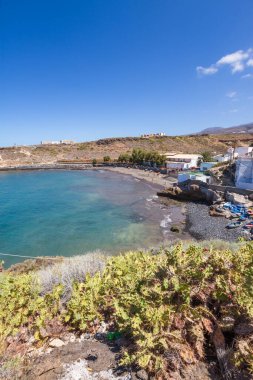 Sahilde tekneleri yasaklanmış, arka planda dağları olan balıkçı koyundan okyanus manzarası. Atlantik Okyanusu. Tenerife. İspanya